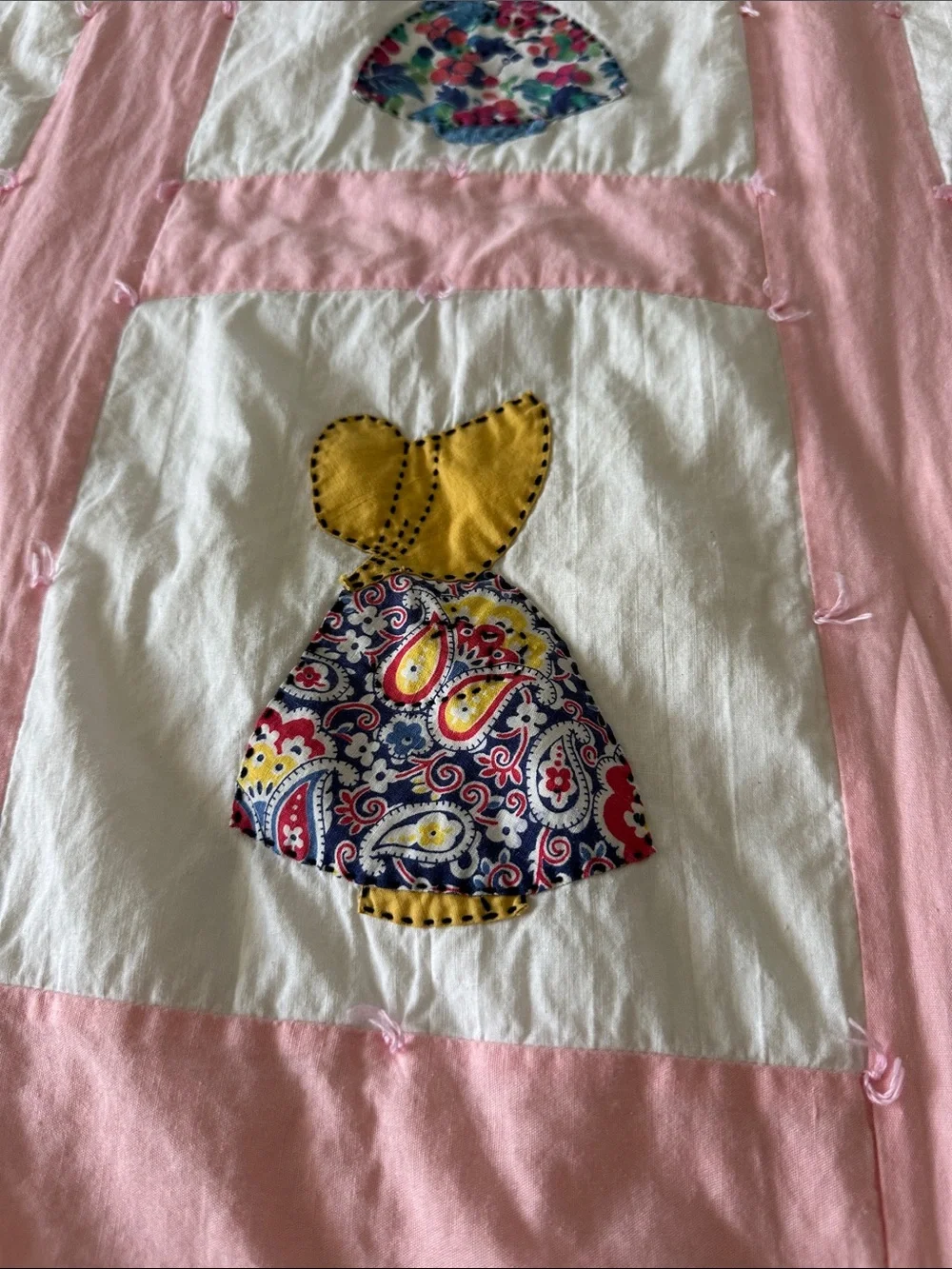 Sunbonnet Sue Patchwork Crib Quilt - Vintage Handmade 53”x42” Pink Border